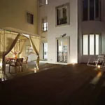 Bed and breakfast Shiado Suites 4*