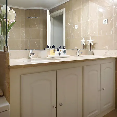 Shiado Suites Bed & Breakfast 4*